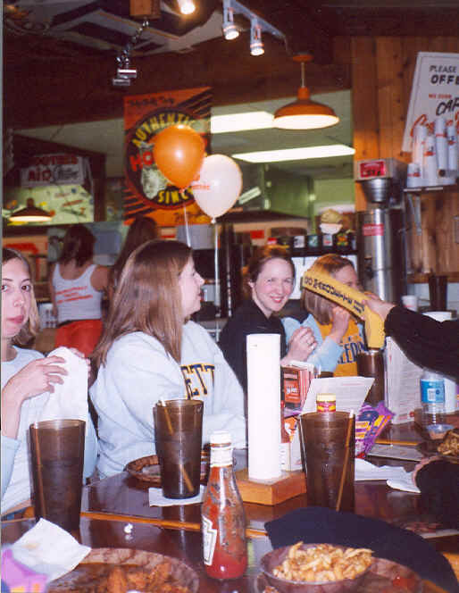 Hooters1.jpg (881159 bytes)